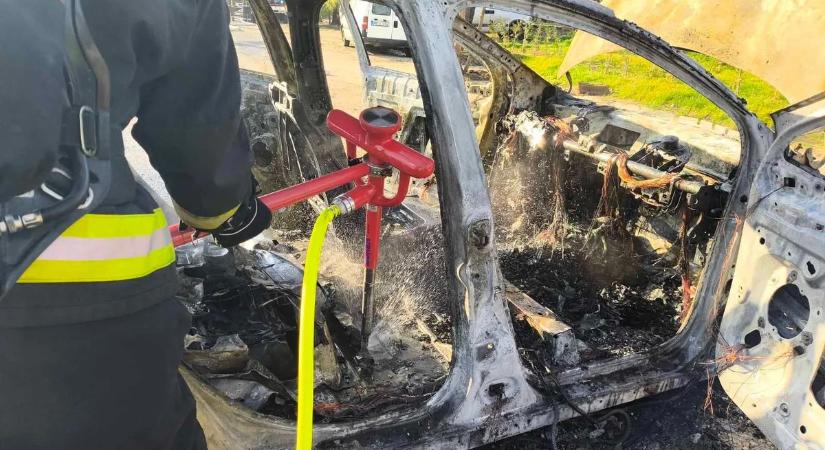 Riadalom Ócsán: Töltés közben kapott lángra az elektromos autó