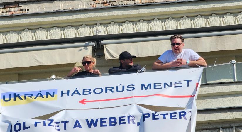 A Digitális Demokráciafejlesztési Ügynökség három munkatársa koordinálta az ukrán zászlót kiterítő akciót