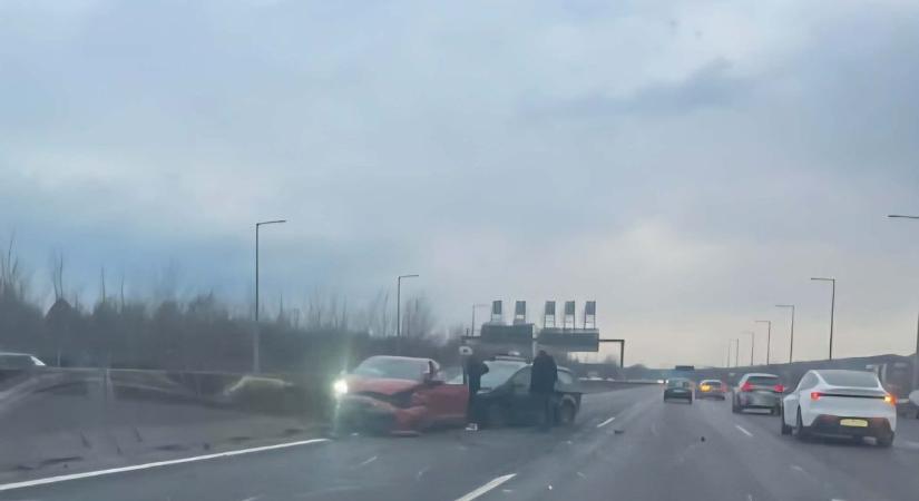 Sávzár és összetört autók M7-es kivezető szakaszán Fehérvár felé