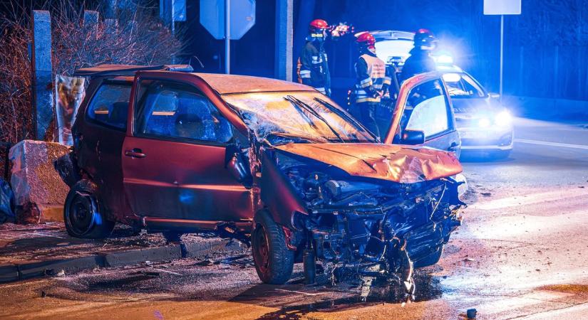 Két autó karambolozott a 32-es főúton, a helyszínen önkéntes tűzoltók segítenek