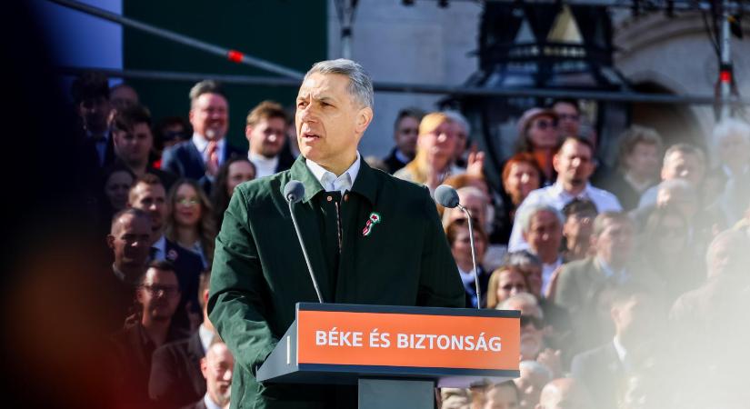 Lázár János véletlenül a kamera elé tartotta a Lázárinfó forgatókönyvét minisztériumi dolgozók nevével és telefonszámokkal