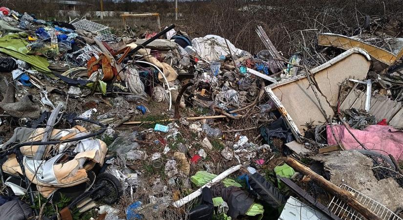 Évente több millió forintba kerül az illegális hulladéklerakók felszámolása