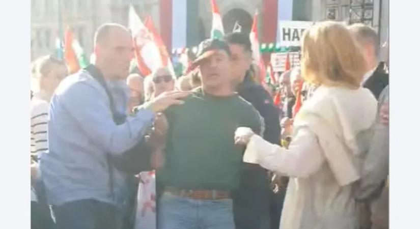 Egy volt rendőrtiszt molinóval tiltakozott Orbán vasárnapi beszéde alatt, civil ruhás fegyveresek rángatták el és bilincselték meg