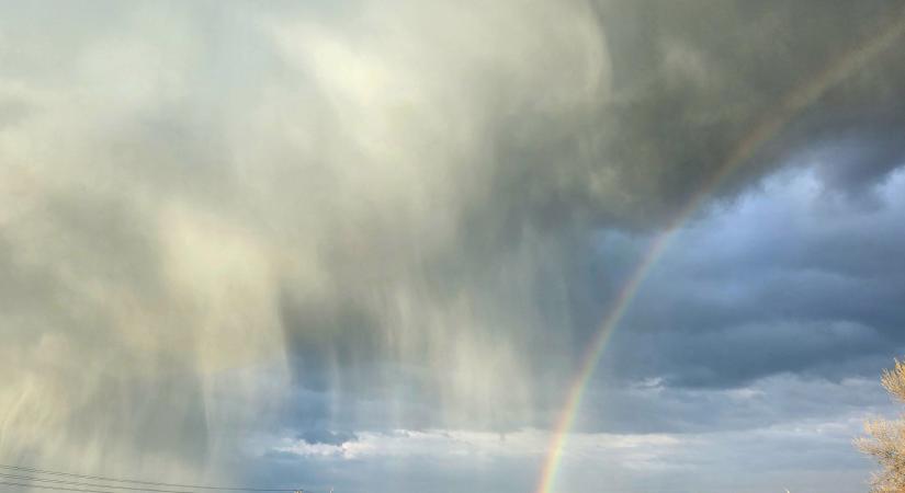 Jégsávokkal és szivárvánnyal vonult a nap legszebb zápora