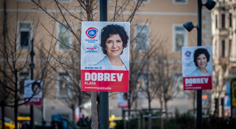 Gulyás Balázs akkorát sóhajtott, hogy Dobrev Klára plakátja eldőlt mellette
