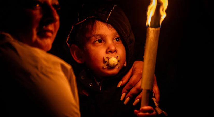 Egerben is megtelt a főtér: fáklyákkal, üdvrivalgással fogadták Orbán Viktort - videó