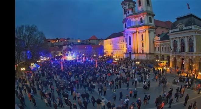Nem sikerült a Dobó teret félig sem megtöltenie Egerben a Fidesznek és Orbán Viktornak, a webkamerát is le kellett kapcsolni