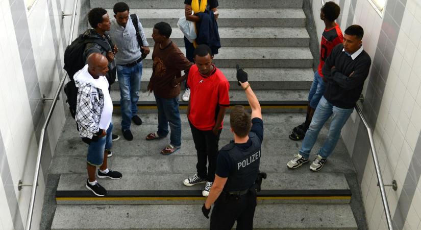 Németországban megőrültek: a baloldal szerint a fehér férfiak felelősek a nyilvánvalóan migránsok által elkövetett erőszakért