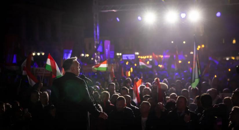 Egri Békemenet: megtelt a főtér, fáklyákkal, üdvrivalgással fogadták Orbán Viktort