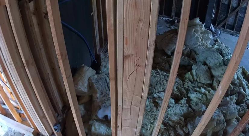 Megnézik a biztonsági kamerát a ház új tulajdonosai és rájönnek, hogy nincsenek egyedül