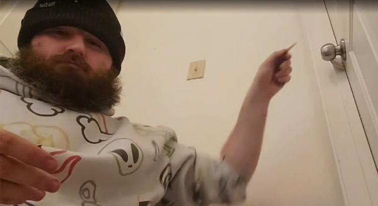 Bannoltak egy Twitch streamert, aki napokat töltött egy kutyaketrecben