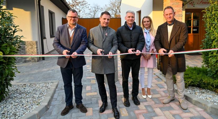 Átadták az új gyógyszertárat Péren, hamarosan megnyitja kapuit - fotók