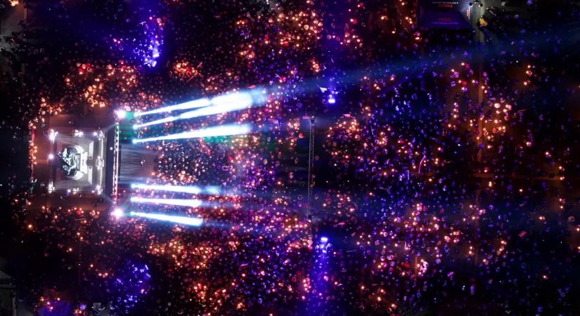 Fáklyák fénye, üdvrivalgás, óriási tömeg - Fotókon az egri Békemenet és nagygyűlés leglátványosabb pillanatai