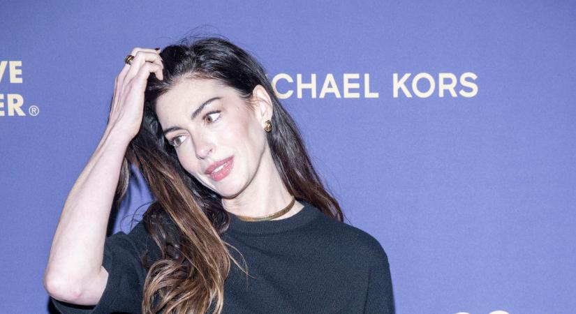 „Csak egy mozdulat, és eltűnnek a karikák” – Anne Hathaway elárulta a trükköt, amivel mindenki frissebbnek tűnik az Oscaron!