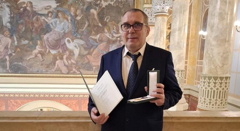 A kecskeméti egyetem egyik legnépszerűbb oktatója állami kitüntetésben részesült