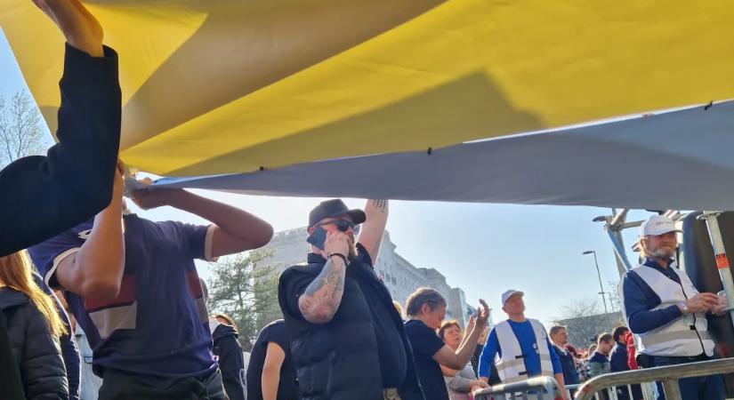 444: A Digitális Demokráciafejlesztési Ügynökség ötlete lehetett az ukrán zászlós akció a Tisza Párt menetén