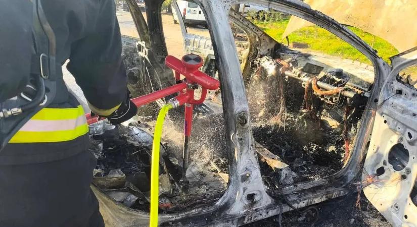 Egy pillanat alatt pokollá vált az udvar – így csaptak fel a lángok egy töltőn lévő autóból