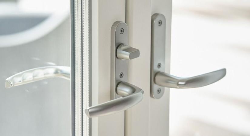 Akcióban a „Veszélyes Kétévesek”: kizárta szüleit az erkélyre a szegedi kisfiú