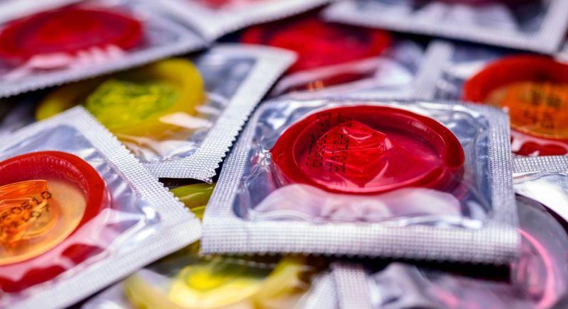 Óriási óvszer meredezik az Európa Parlament előtt