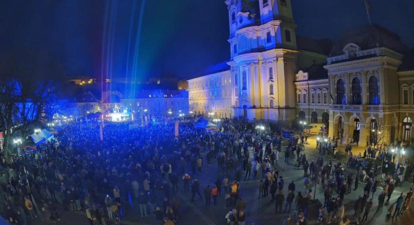 Félig sem sikerült megtöltenie a Dobó teret Orbánnak Egerben, lekapcsolták a webkamerát