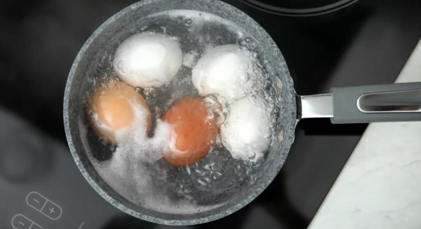 Ezt csináld a tojással főzés előtt, és szinte magától leválik majd a héja