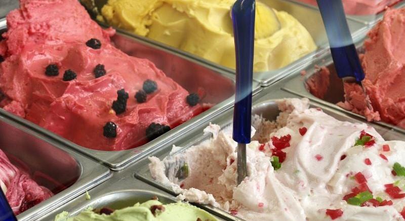 Már 700 forint is lehet egy gombóc – Megnyíltak a fagyizók a Balatonnál, de sokakat meglephet az ár