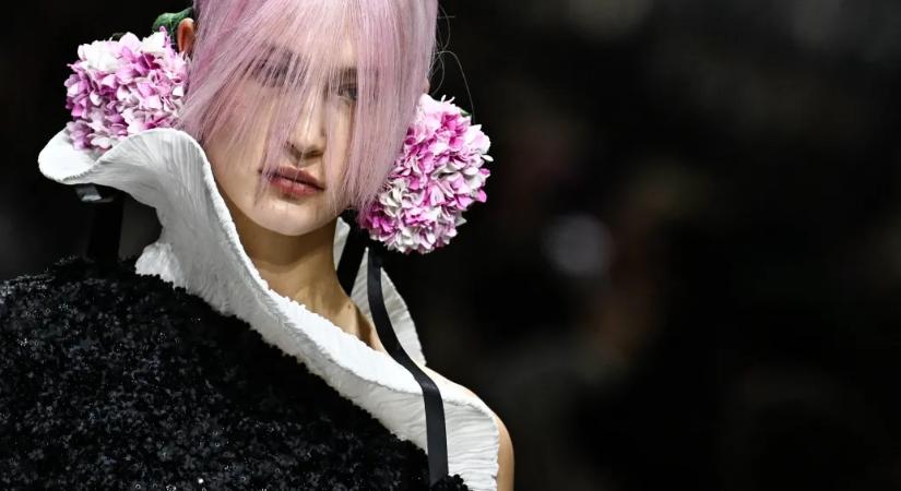 Ejtett derekú cuccokban, Adidasban és virágba borulva fogunk járni idén ősszel