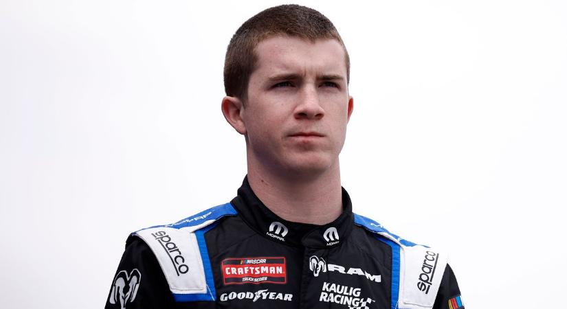 Homofób megjegyzése miatt határozatlan időre felfüggesztette a NASCAR a RAM fiatal versenyzőjét