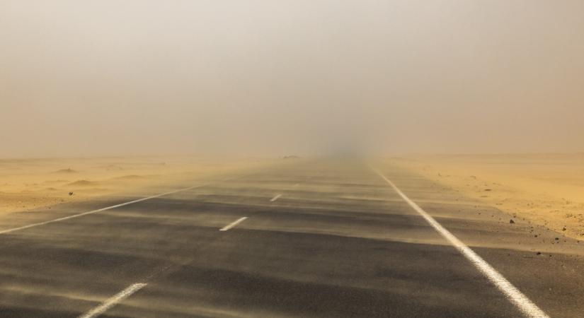 Ijesztő jelenet a pályán: brutális szél borította fel a kamiont – videó