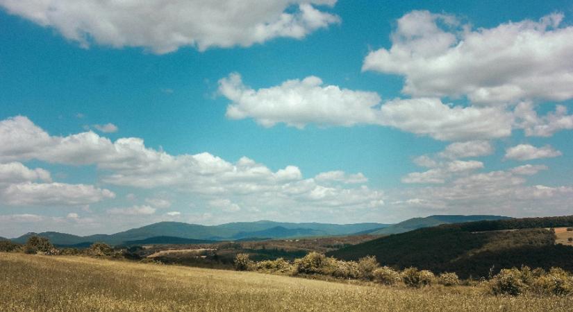 Erős szél fújja el a felhőket