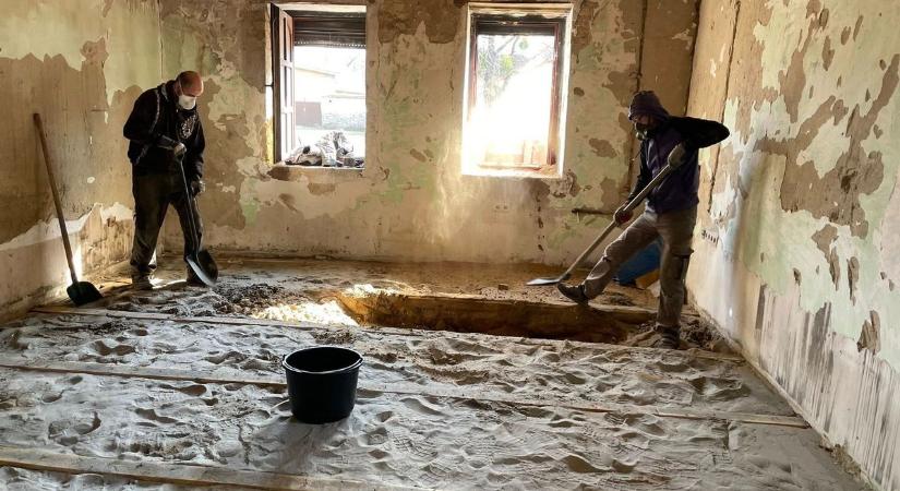 Összefogott Fenyőfő, hogy felépüljön a ritka kézműves dobok tűzben megsemmisült otthona - fotók