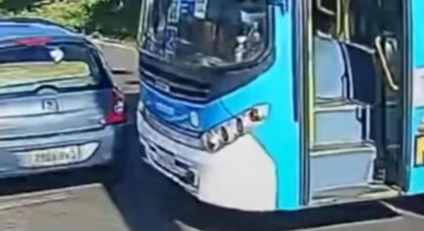 A busz útjába parkolt, a sofőr nem szórakozott: úgy elintézte, hogy attól koldult – videó
