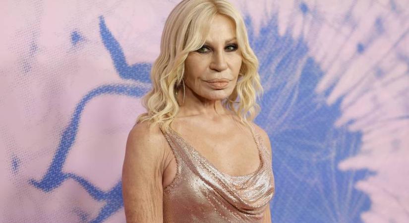 A 70 éves Donatella Versace arca ilyen közelről valójában: nem olyan babaarcú, mint az Insta képeken