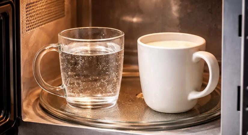 Szinte mindenki ezt csinálja: Miért ne melegíts vizet és tejet a mikrohullámú sütőben