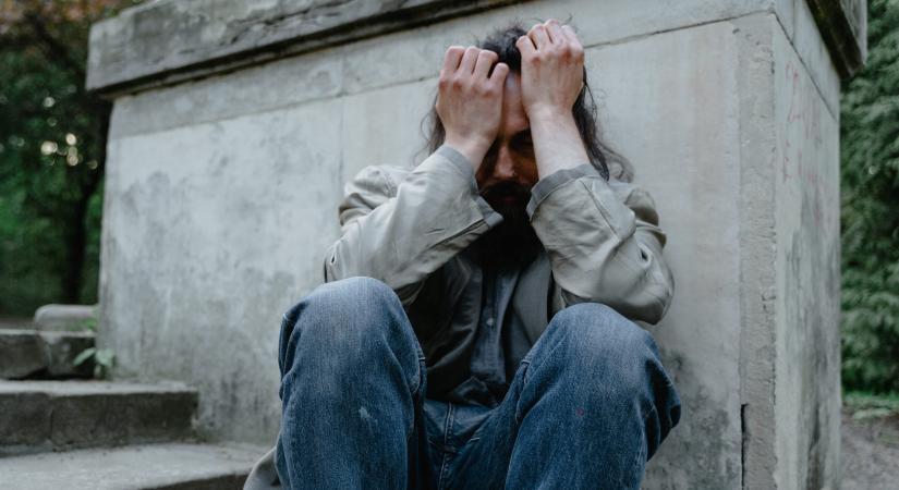 Hihetetlen botrány: 170 milliós bírsággal sújtották a papot, aki hajléktalanoknak osztott ételt a templomában