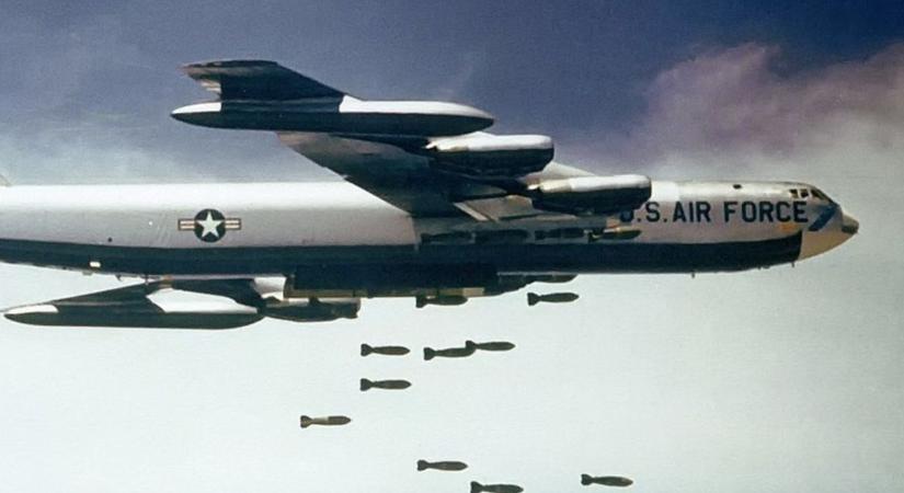 Elszabadult a pokol Közel-Keleten: az Egyesült Államok óriásbombákat vetett be a Hormuzi-szorosnál