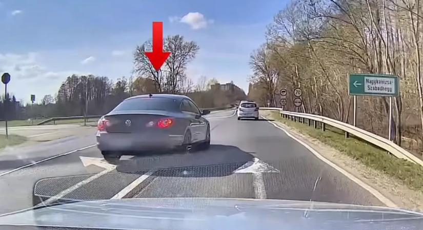 Kanyarodósávban előzte a sort, kitalálod, milyen autó elé sorolt vissza?