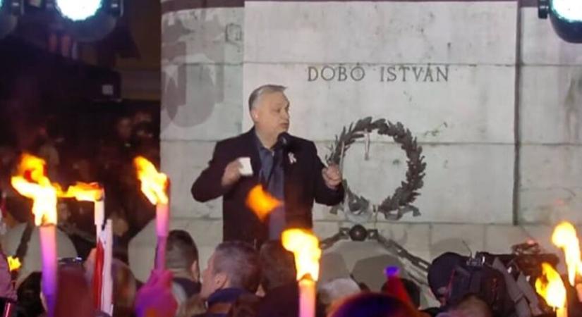 Orbán Viktor Egerben kampányolt egyenfáklyák és zászlók kíséretében, ‘kikapcsolt webkamerák tűzében’
