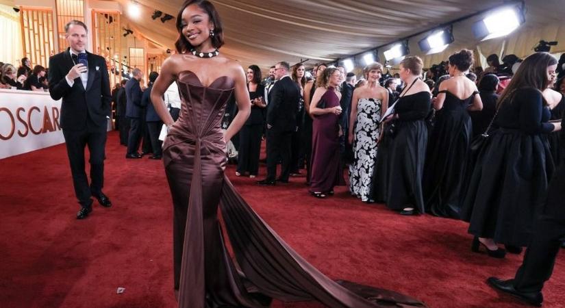 A szemétben landolt az Oscar-gála ikonikus szőnyege – egy nő lecsapott rá és hazavitte (videó)