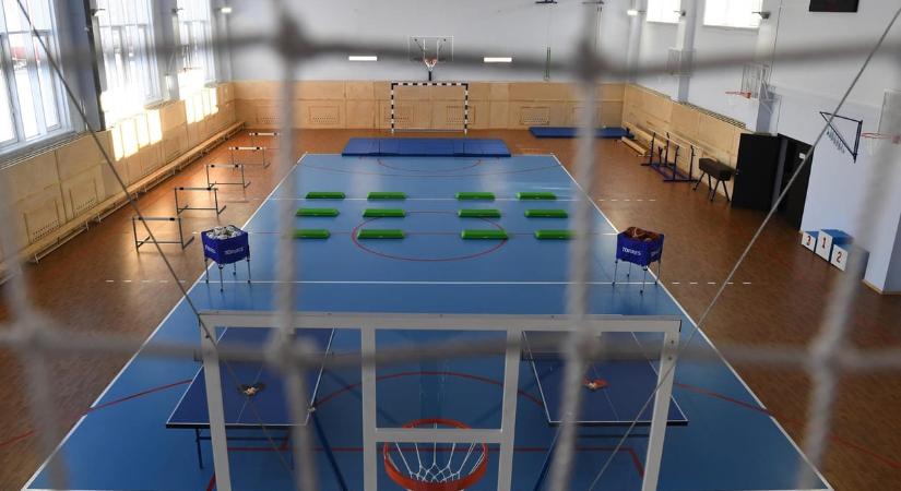 Autókázni és vacsorázni is hívta a tornatanár tanítványát egy szegedi középiskolában