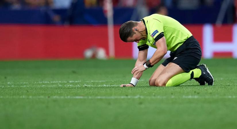 Hatalmas zakó a BL-ben: a partjelző a pályára repült – videón a brutális ütközés