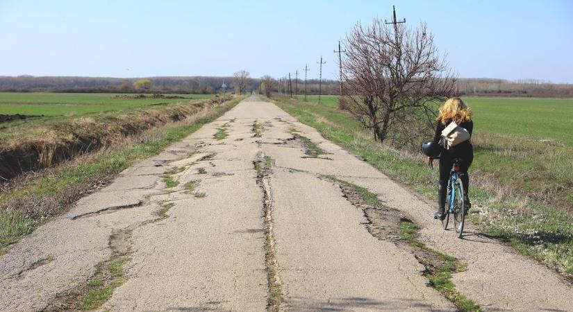 Nem kell többé kerülgetni a gödröket – felújítják a tiszaszigeti utat
