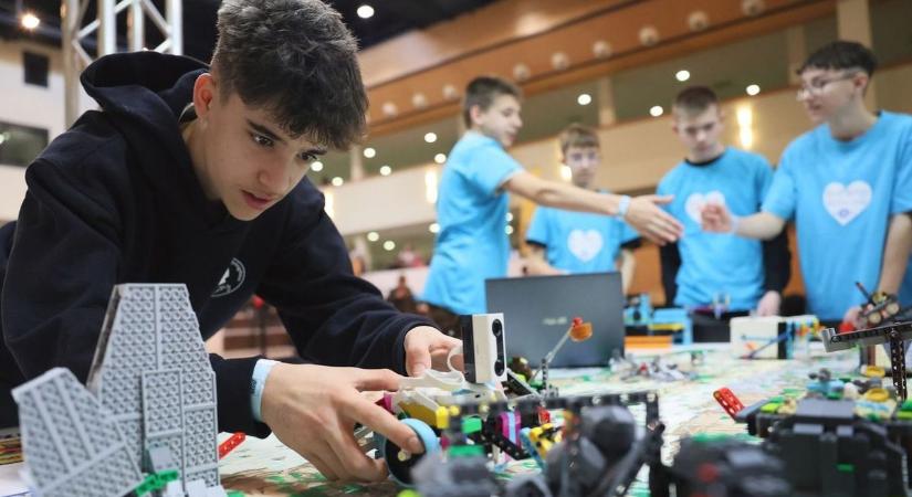 Robotok mutatják nekik az irányt: Nyíregyházáról akár Dél-Koreáig vezethet a fiatalok útja!