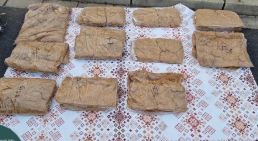 NAV: több mint 36 kilogrammnyi vágott dohányt találtak egy bolgár furgonban