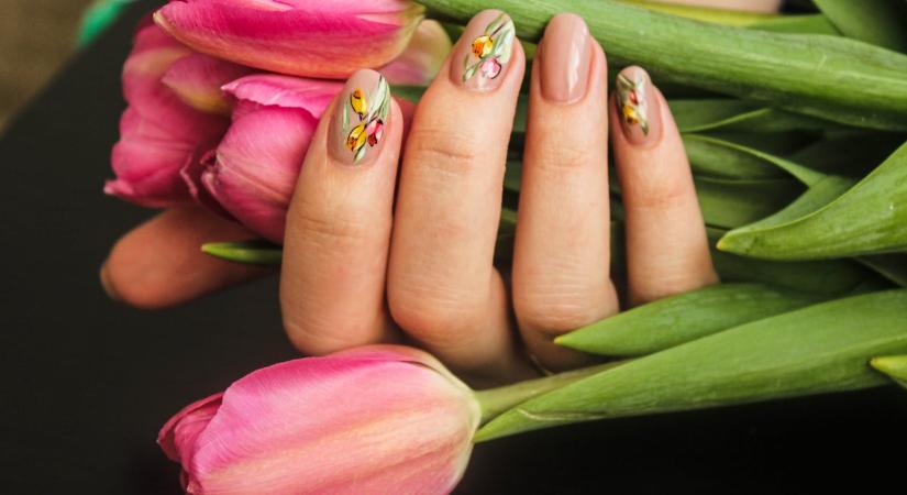 Virágmintás körmök 2026 tavaszára: Ez a 7 gyönyörű manikűr a kedvencünk
