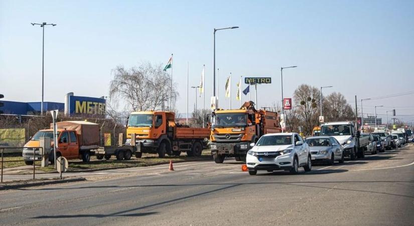 Nagy volumenű kátyúzás Miskolcon: ezekben az utcákban folytatódik a munka
