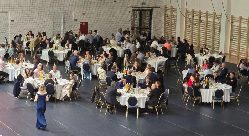 Megható összefogás Sárbogárdon: egy gyermek gyógyulásáért telt meg a sportcsarnok