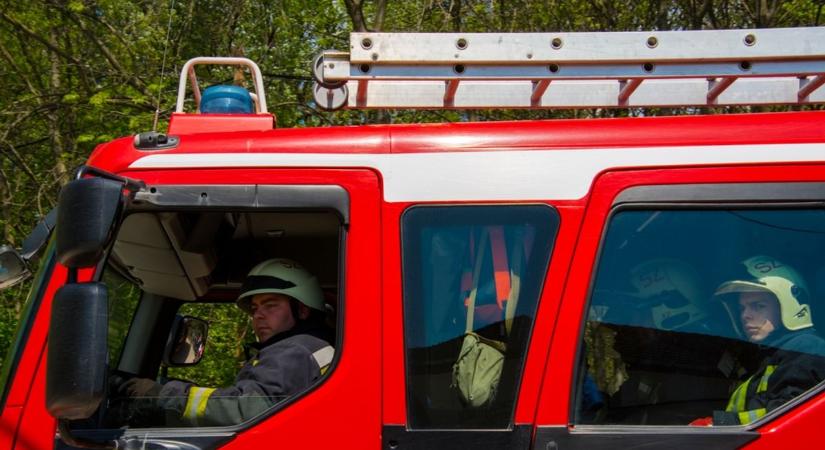 Tűzoltók vonulnak végig a településen – ilyet még nem láttak a vármegyében