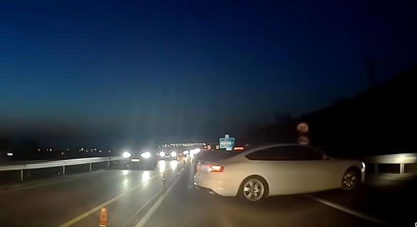 Videón a hidegrázó megfordulás a sötét M1-esen, életekkel játszott az audis