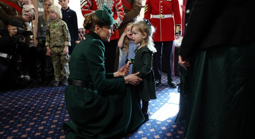 Katalin hercegné két hároméves kislányt is boldoggá tett, miközben az Ír Gárdával ünnepelt